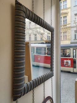 Zrcadlo v atypickém rámu